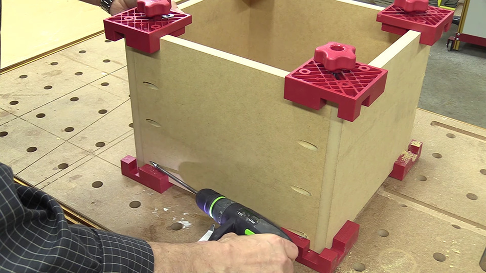 Multi-Functional Corner Clamp for 1/4" to 1" Boards - Adjustable, Easy One-Hand Operation for 90° & 45° Angles