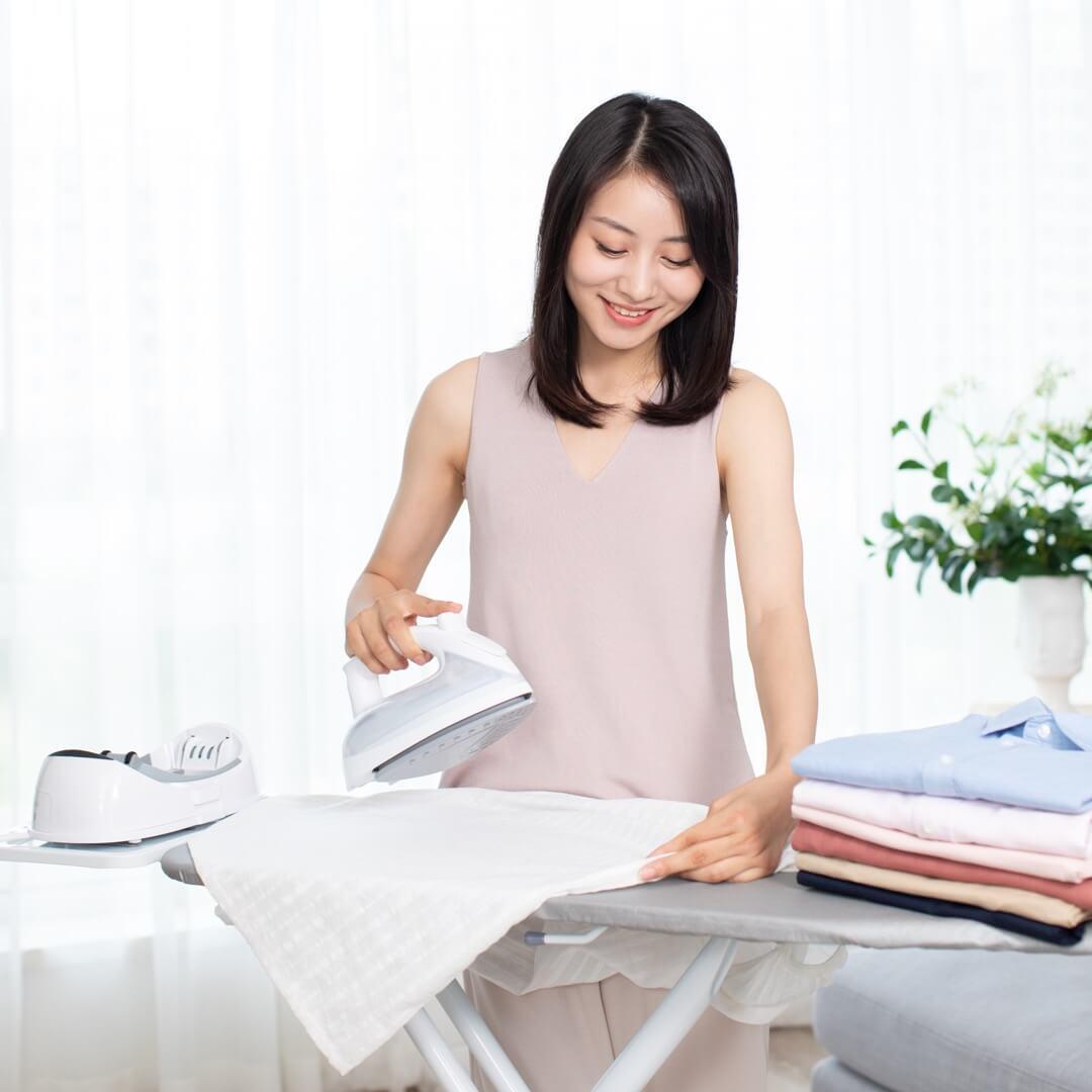 1300W Household Cordless Steam Iron Strong Steam Electronic Temperature Adjustment Electric Iron White