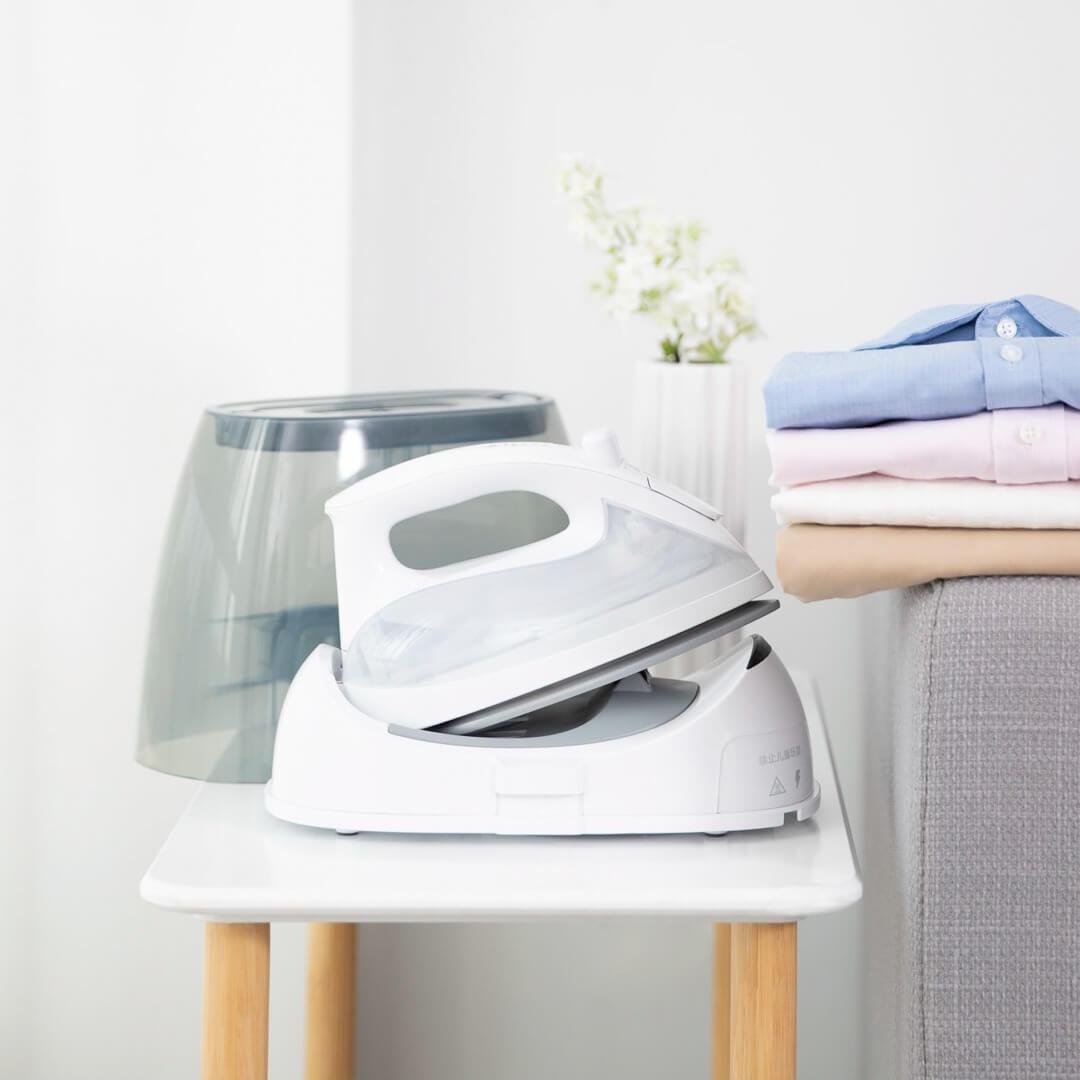1300W Household Cordless Steam Iron Strong Steam Electronic Temperature Adjustment Electric Iron White