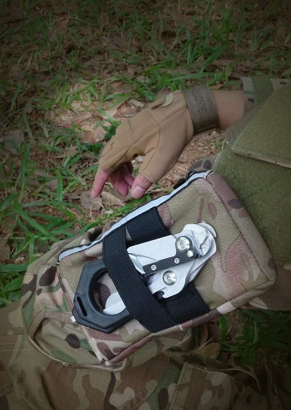 6-in-1 Multifunctional Folding Scissors with Strap Cutter Paratrooper Knife Tactical Response Emergency Shears Outdoor Emergency Tools