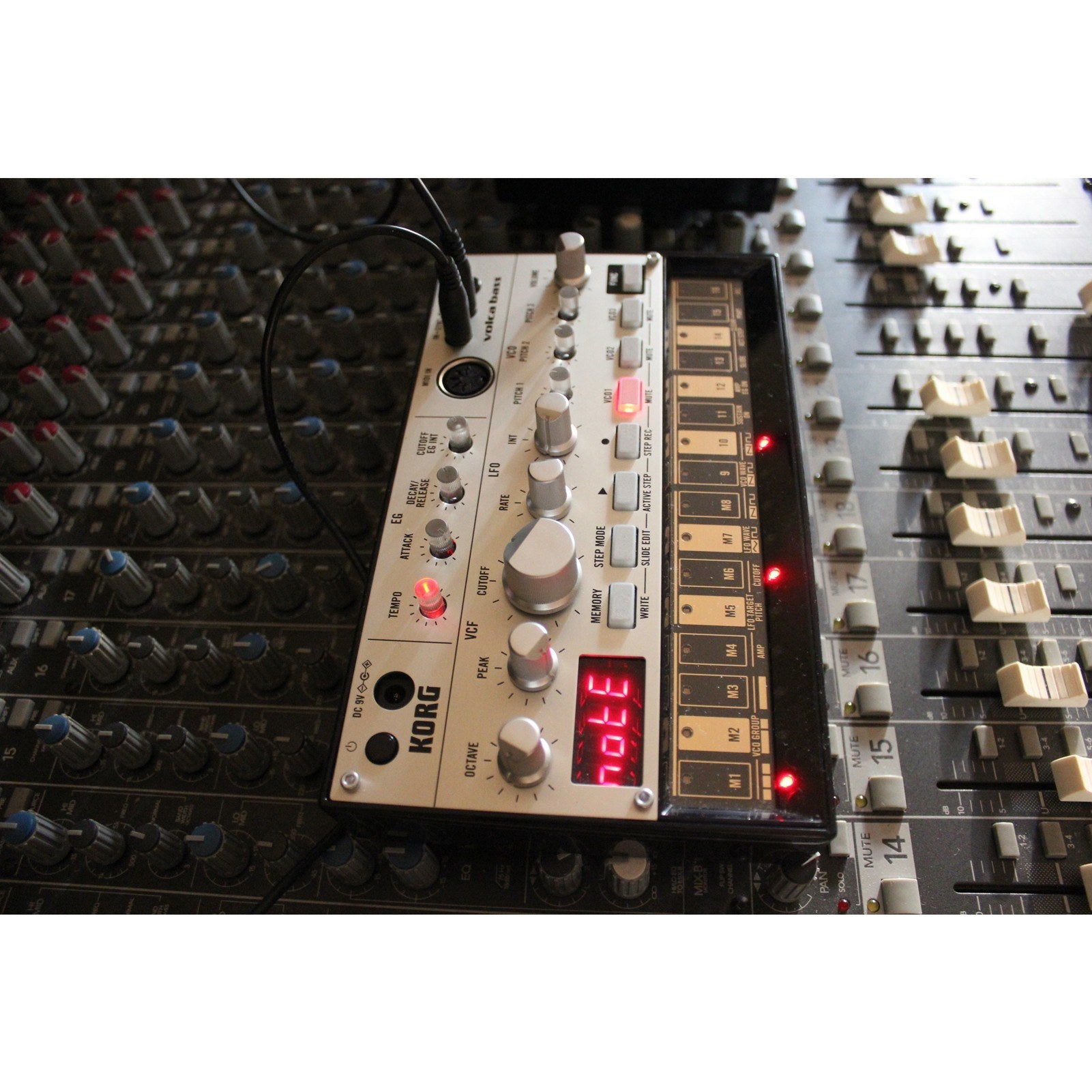 Analog Bass Machine 16 Keys Step Sequencer Touch Slide Active Self-tuning with MIDI In Sync Jack